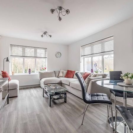 Stylish Home @ Virginia Water Lake & Free Parking Englefield Green Екстериор снимка