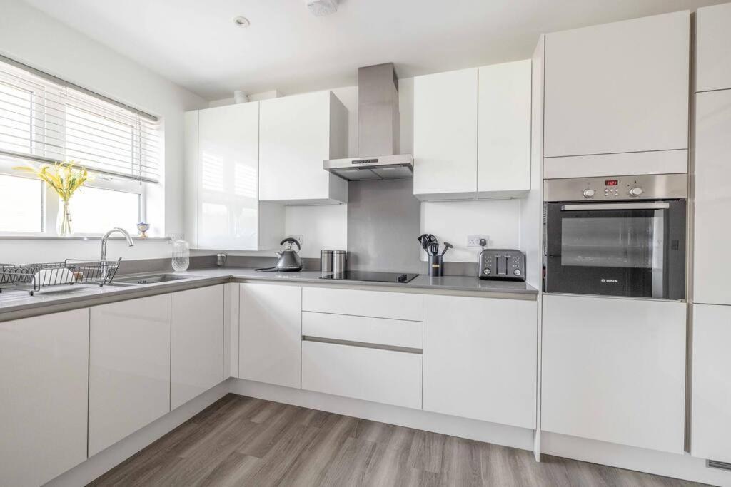 Stylish Home @ Virginia Water Lake & Free Parking Englefield Green Екстериор снимка
