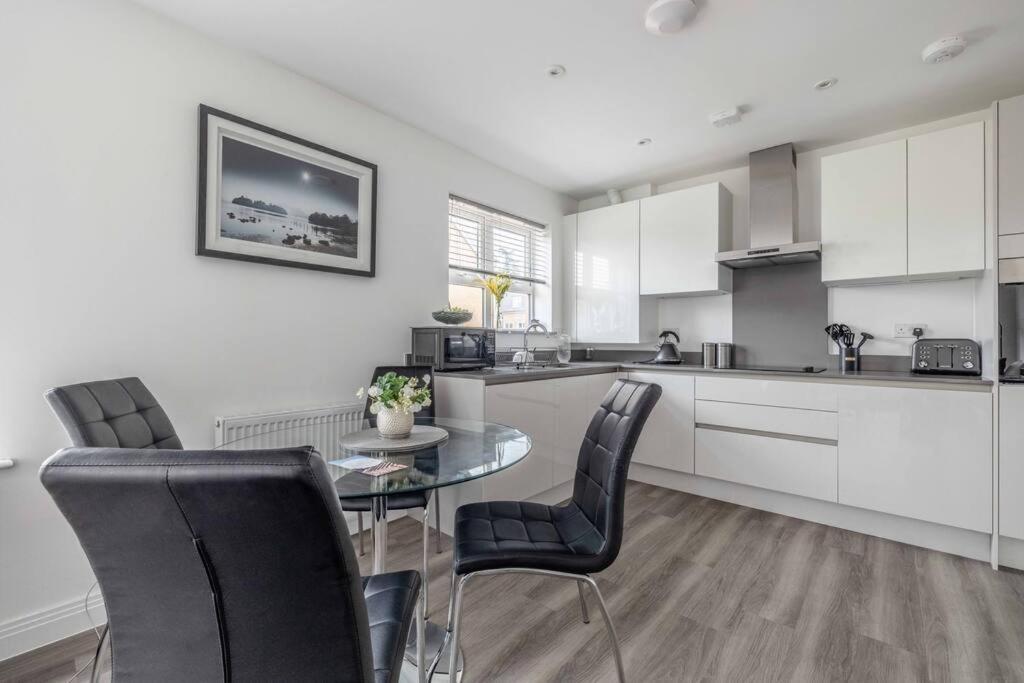 Stylish Home @ Virginia Water Lake & Free Parking Englefield Green Екстериор снимка