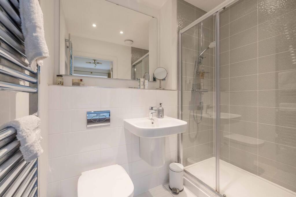 Stylish Home @ Virginia Water Lake & Free Parking Englefield Green Екстериор снимка