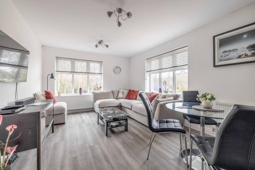 Stylish Home @ Virginia Water Lake & Free Parking Englefield Green Екстериор снимка