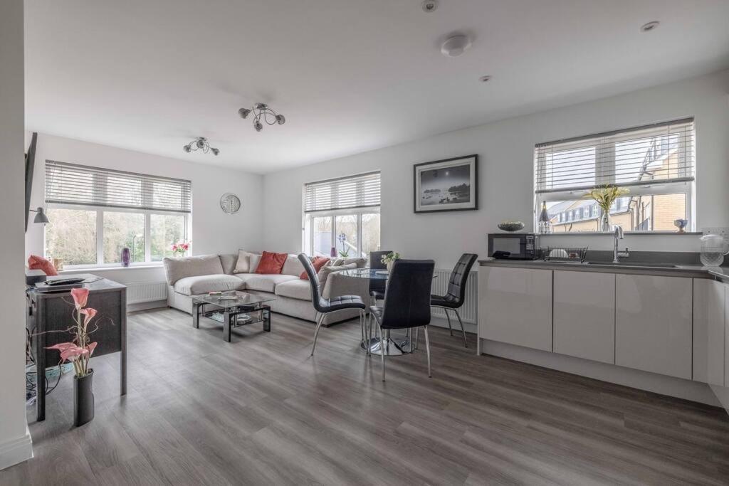 Stylish Home @ Virginia Water Lake & Free Parking Englefield Green Екстериор снимка