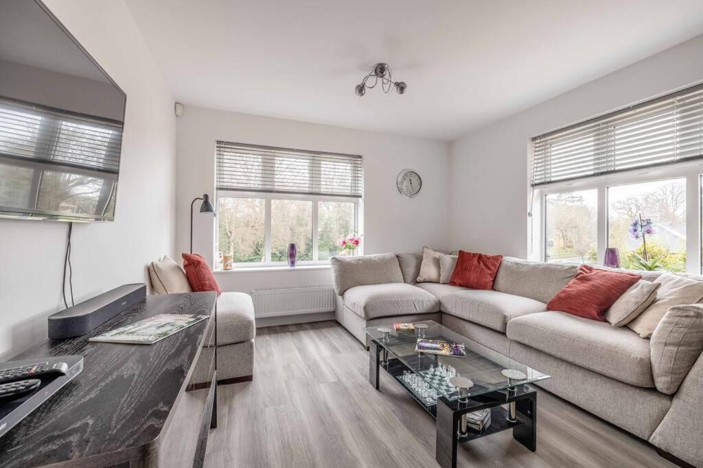 Stylish Home @ Virginia Water Lake & Free Parking Englefield Green Екстериор снимка