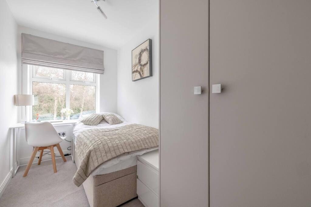 Stylish Home @ Virginia Water Lake & Free Parking Englefield Green Екстериор снимка
