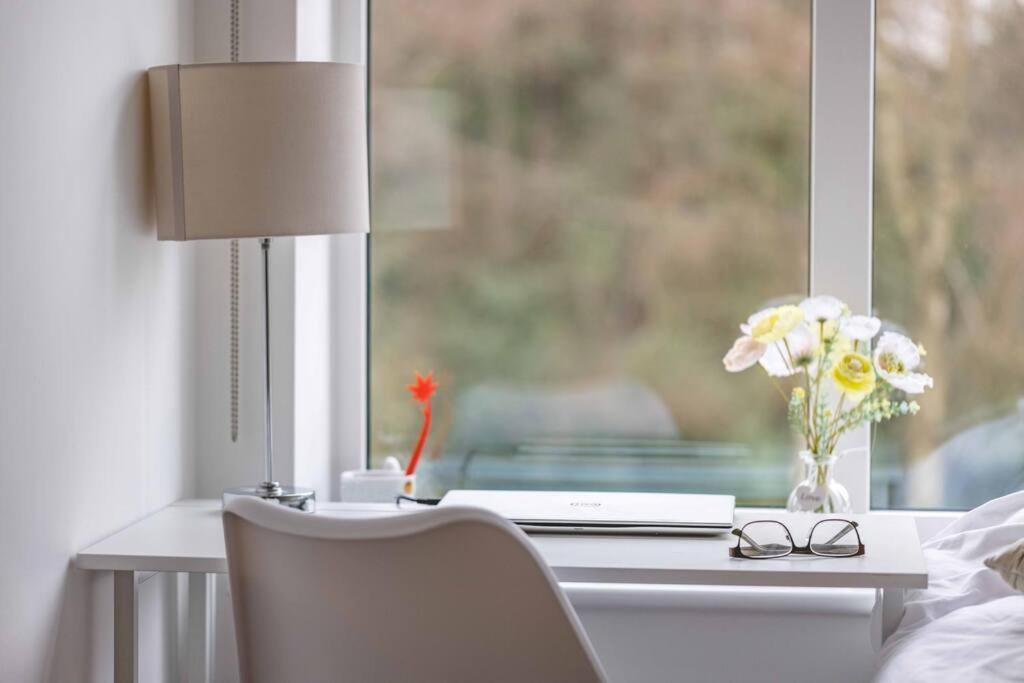 Stylish Home @ Virginia Water Lake & Free Parking Englefield Green Екстериор снимка