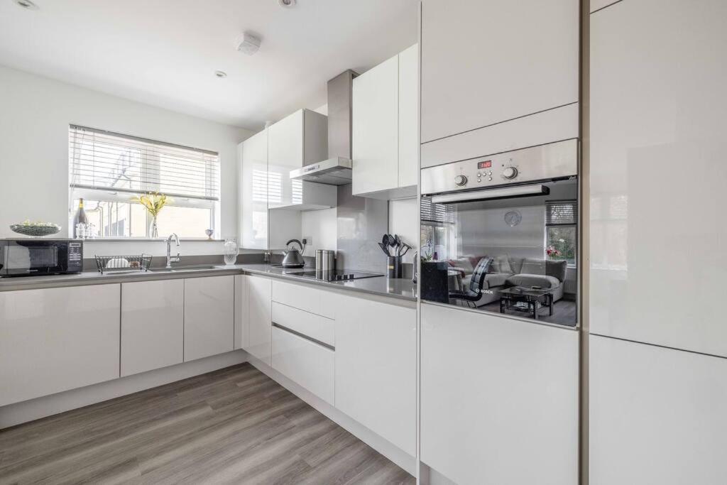 Stylish Home @ Virginia Water Lake & Free Parking Englefield Green Екстериор снимка