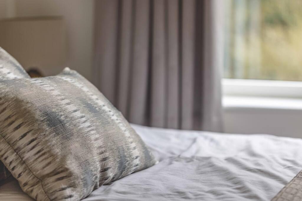 Stylish Home @ Virginia Water Lake & Free Parking Englefield Green Екстериор снимка