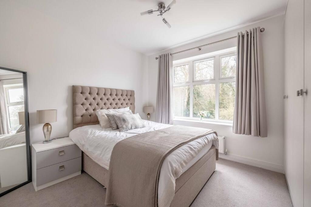 Stylish Home @ Virginia Water Lake & Free Parking Englefield Green Екстериор снимка